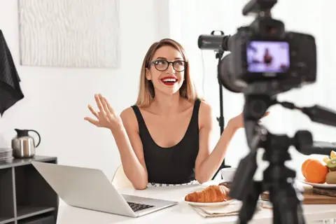 Một câu chuyện thành công từ Influencer Marketing: "Từ chiếc khăn nhỏ đến làn sóng thời trang"
